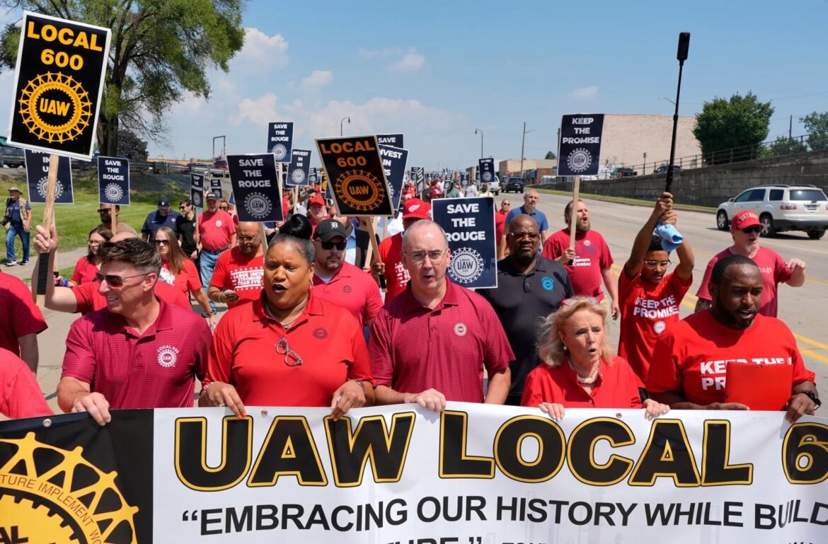 عمال-ميشيغان-للسيارات-احتجاج.jpg